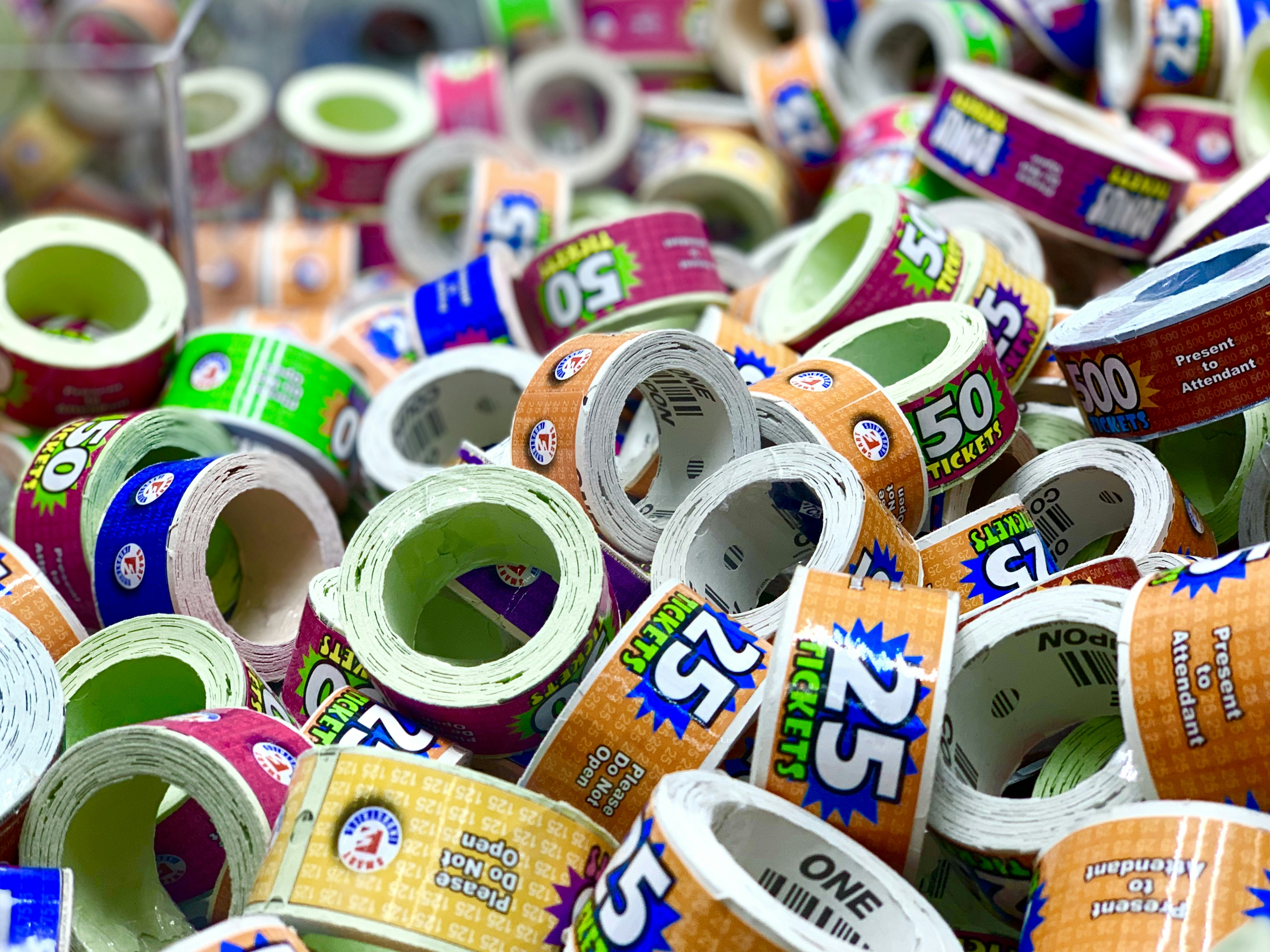 Boletos de lotería sobre una mesa con números impresos