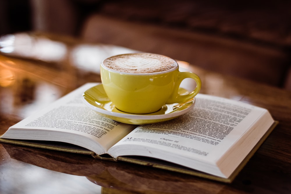 taza de té en el libro