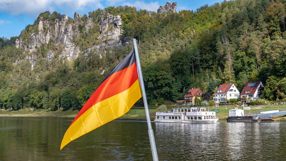 blaue, rote und gelbe Flagge