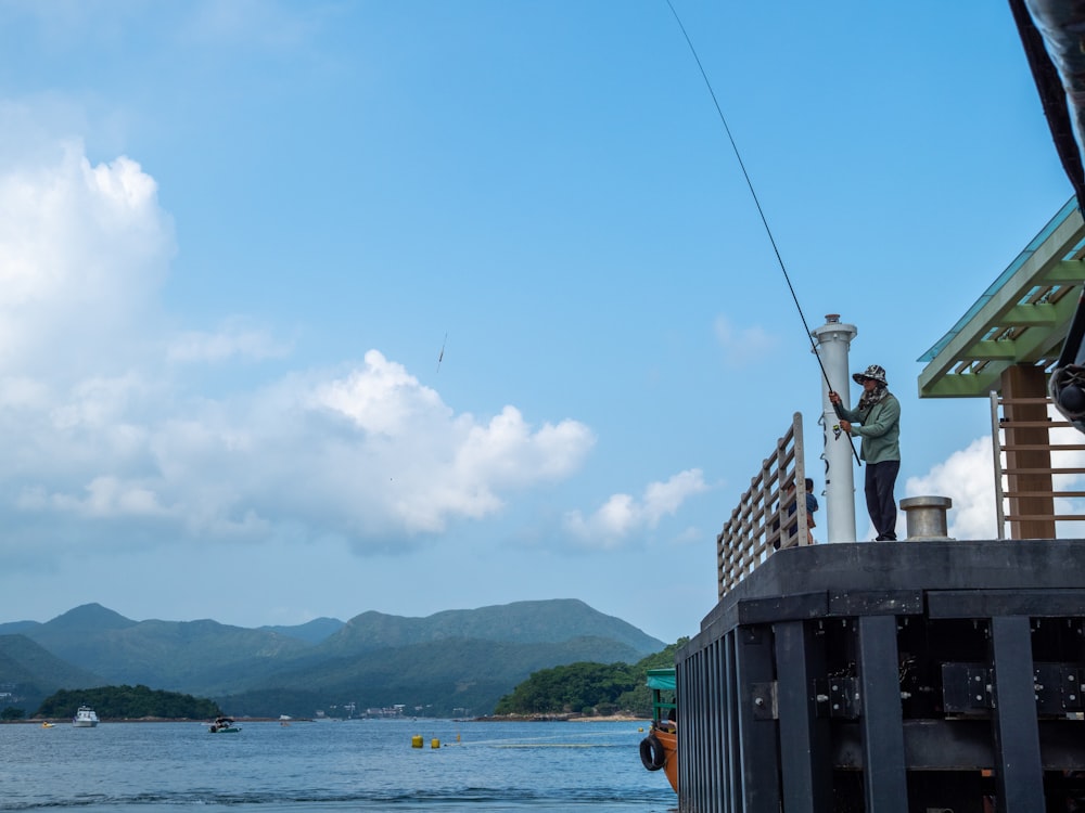 persona che pesca durante il giorno