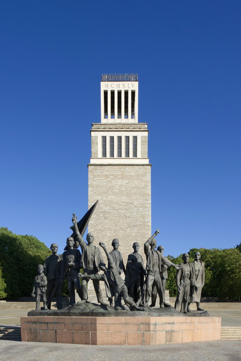 estátua perto de árvores verdes