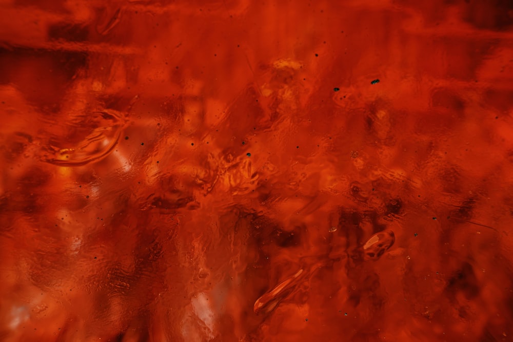 um close up de uma superfície de vidro vermelha