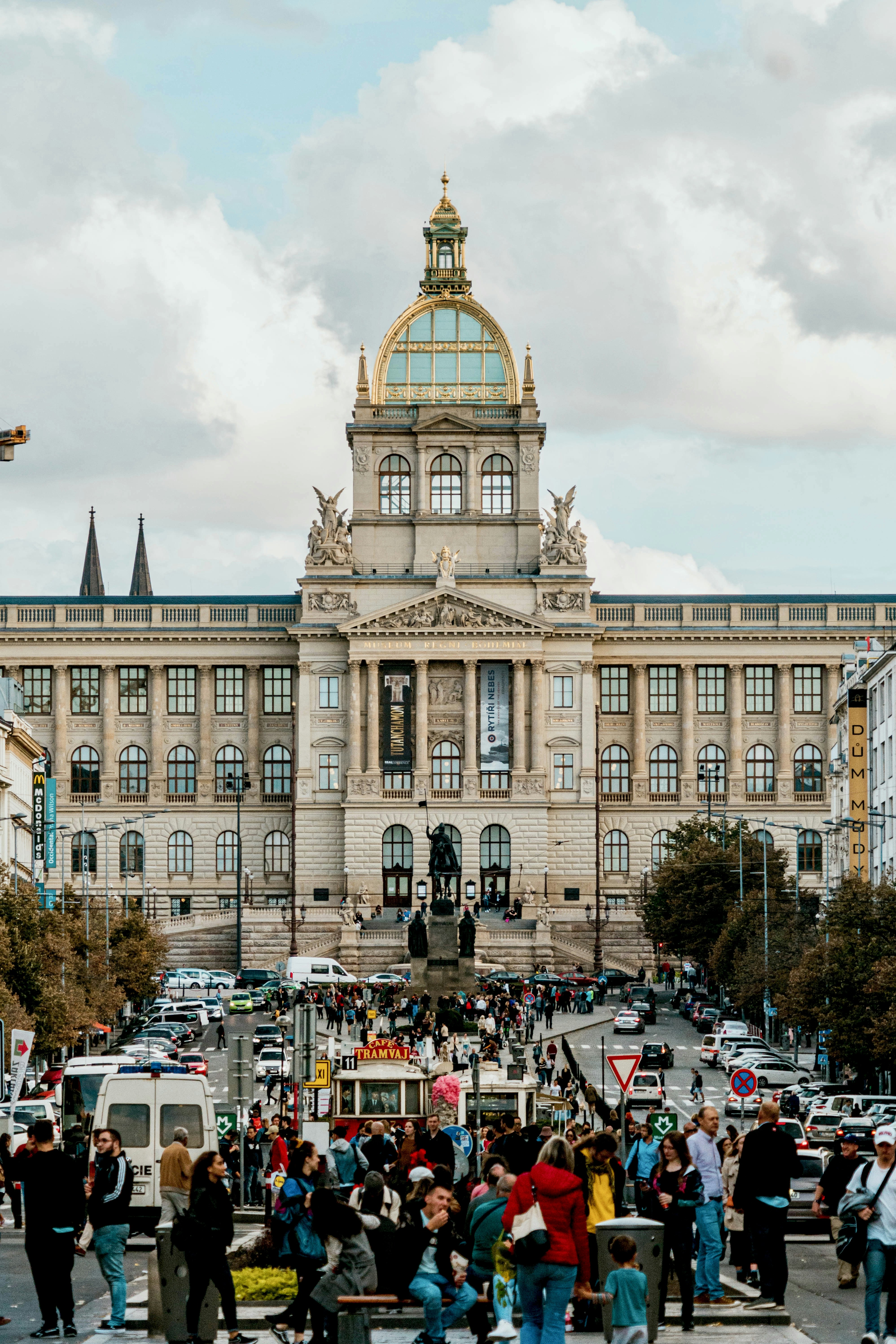foule de gens près de l’immeuble