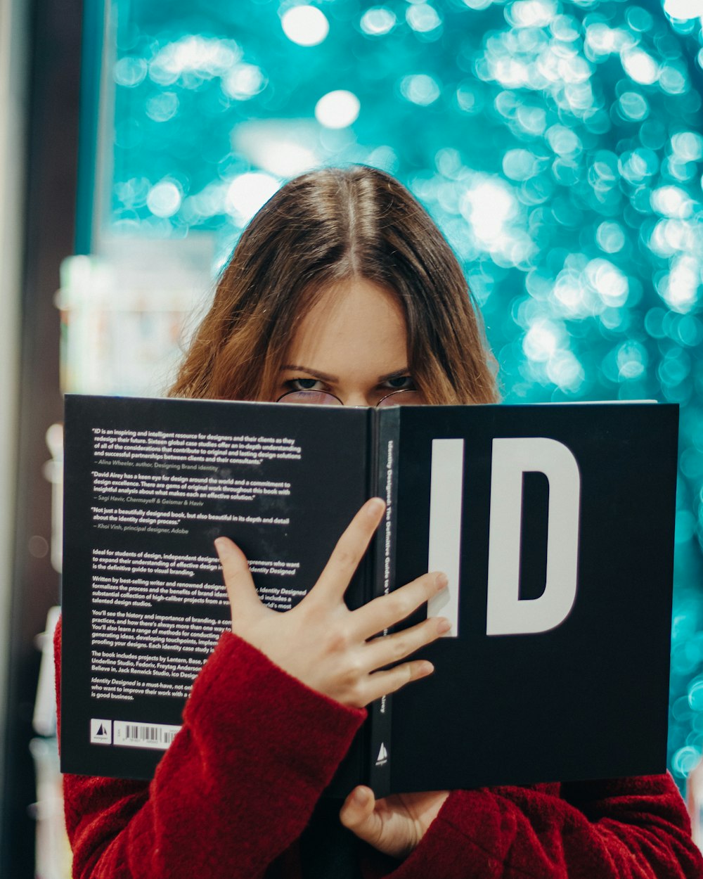 mujer sosteniendo un libro de identificación abierto