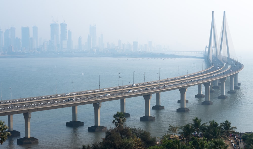 Vehículos en el puente atirantado durante el día