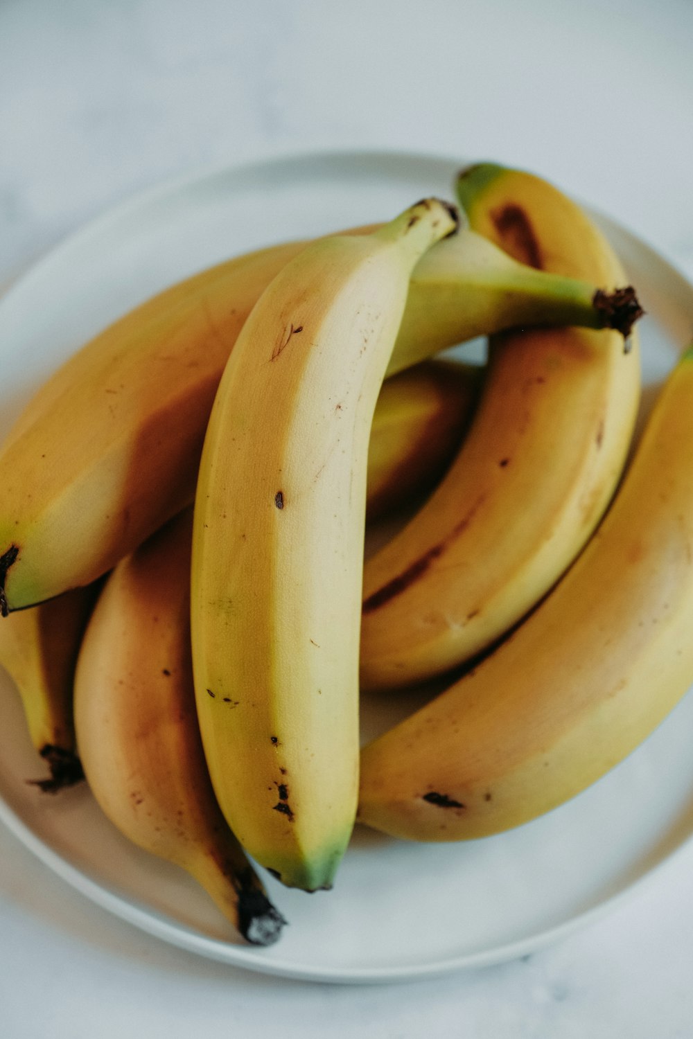 皿の上の熟したバナナ