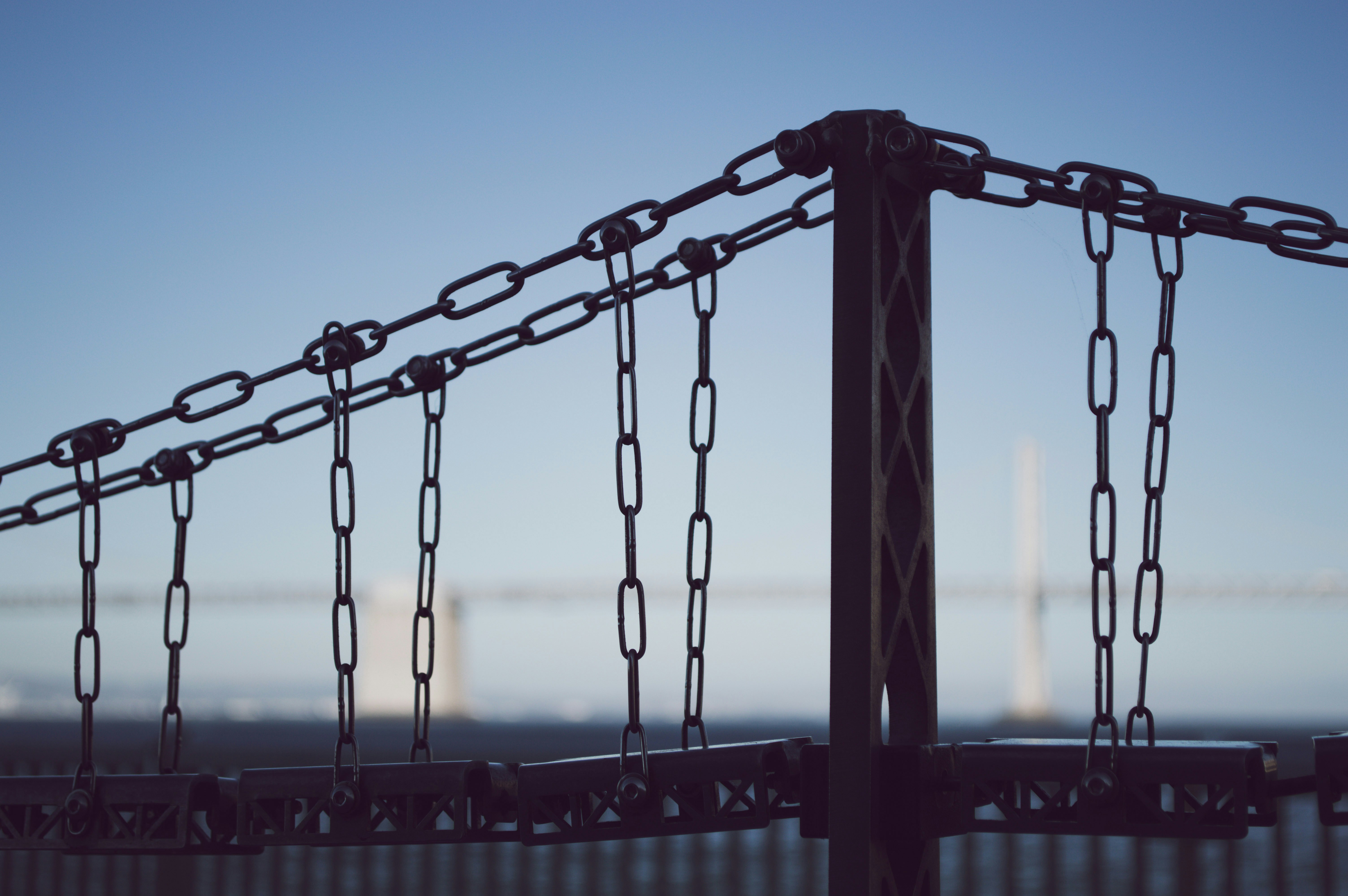 Reprezentare conceptuală a unui pod digital securizat care conectează diferite rețele blockchain, simbolizând siguranța și interoperabilitatea.