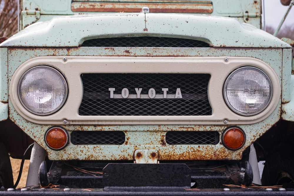 gray and white Toyota headlight