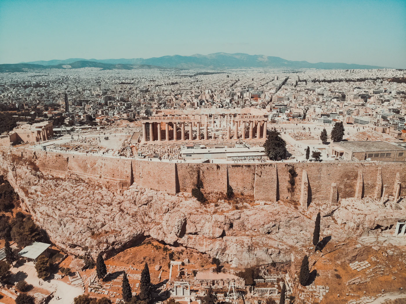 Vista aérea del Partenón en la Acrópolis de Atenas, Grecia