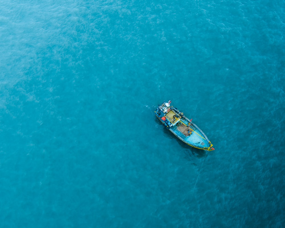 Barco de canoa azul en medio del océano