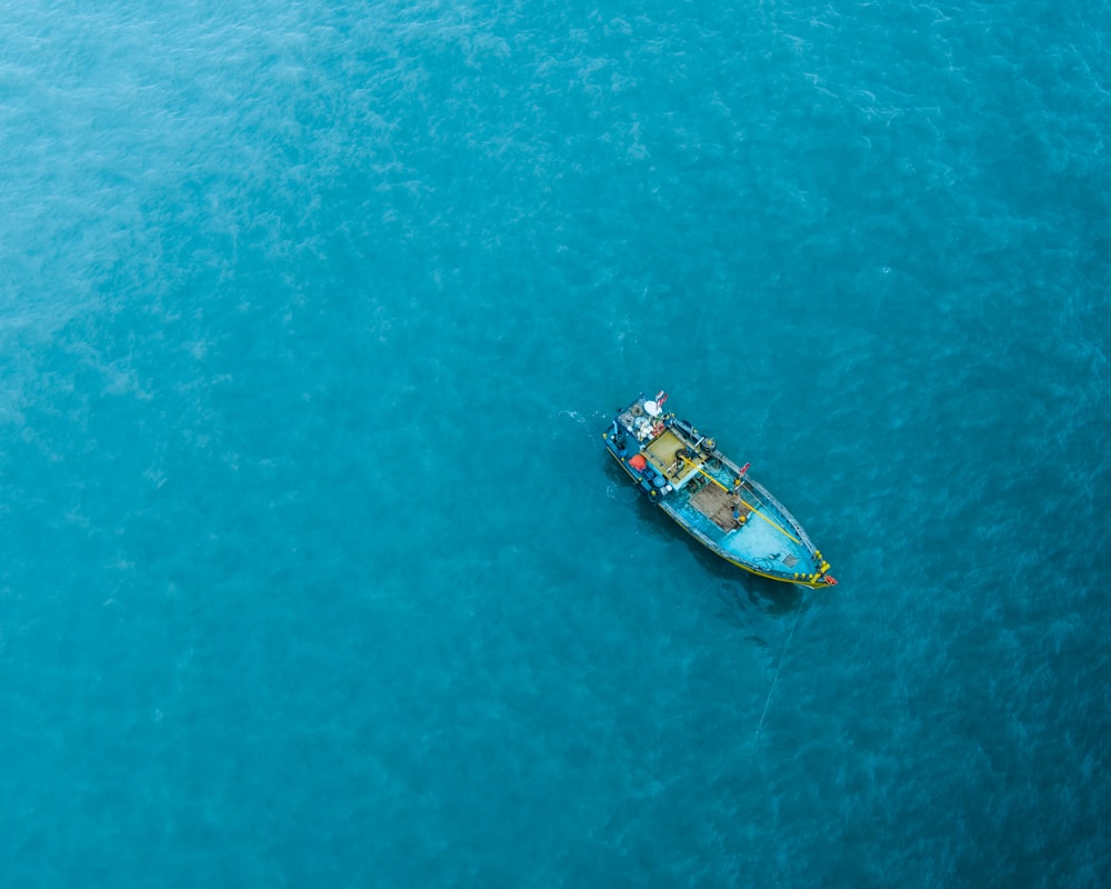 Canoë bleu au milieu de l’océan