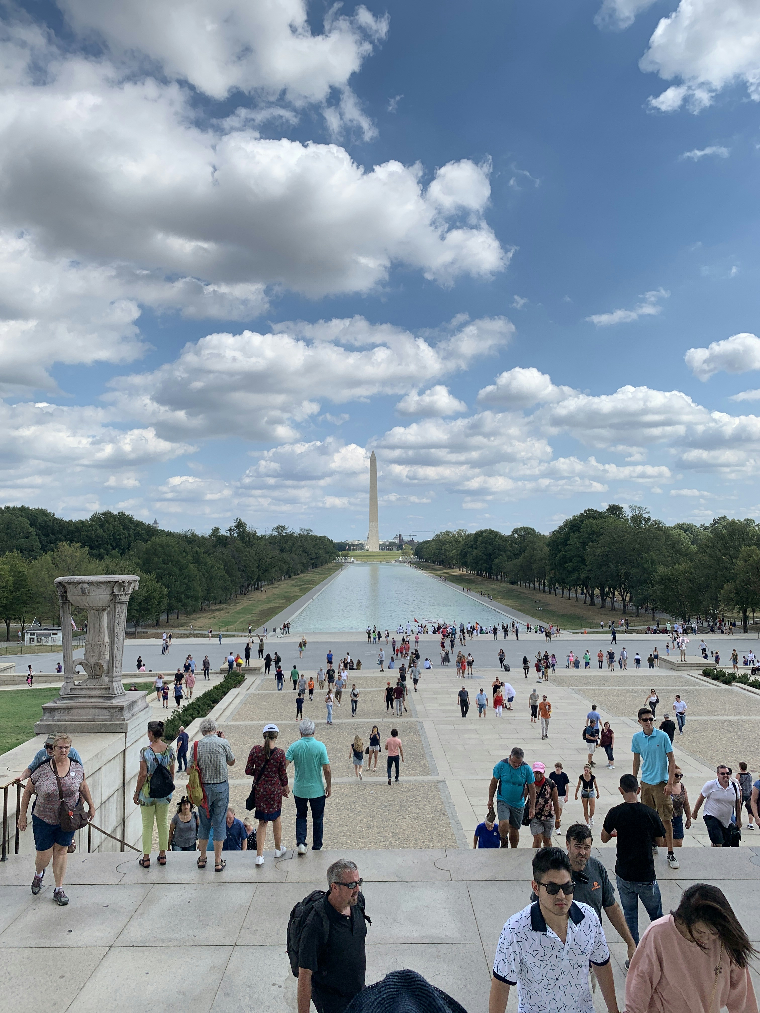 Menschen über dem Weißen Obelisken