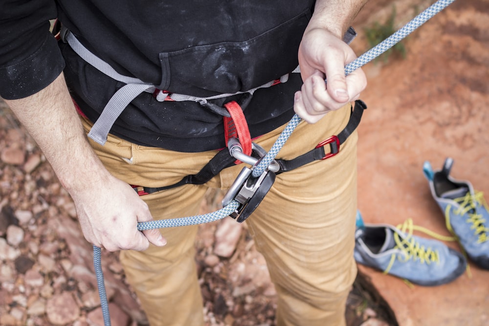 Un uomo con una corda attaccata ai pantaloni