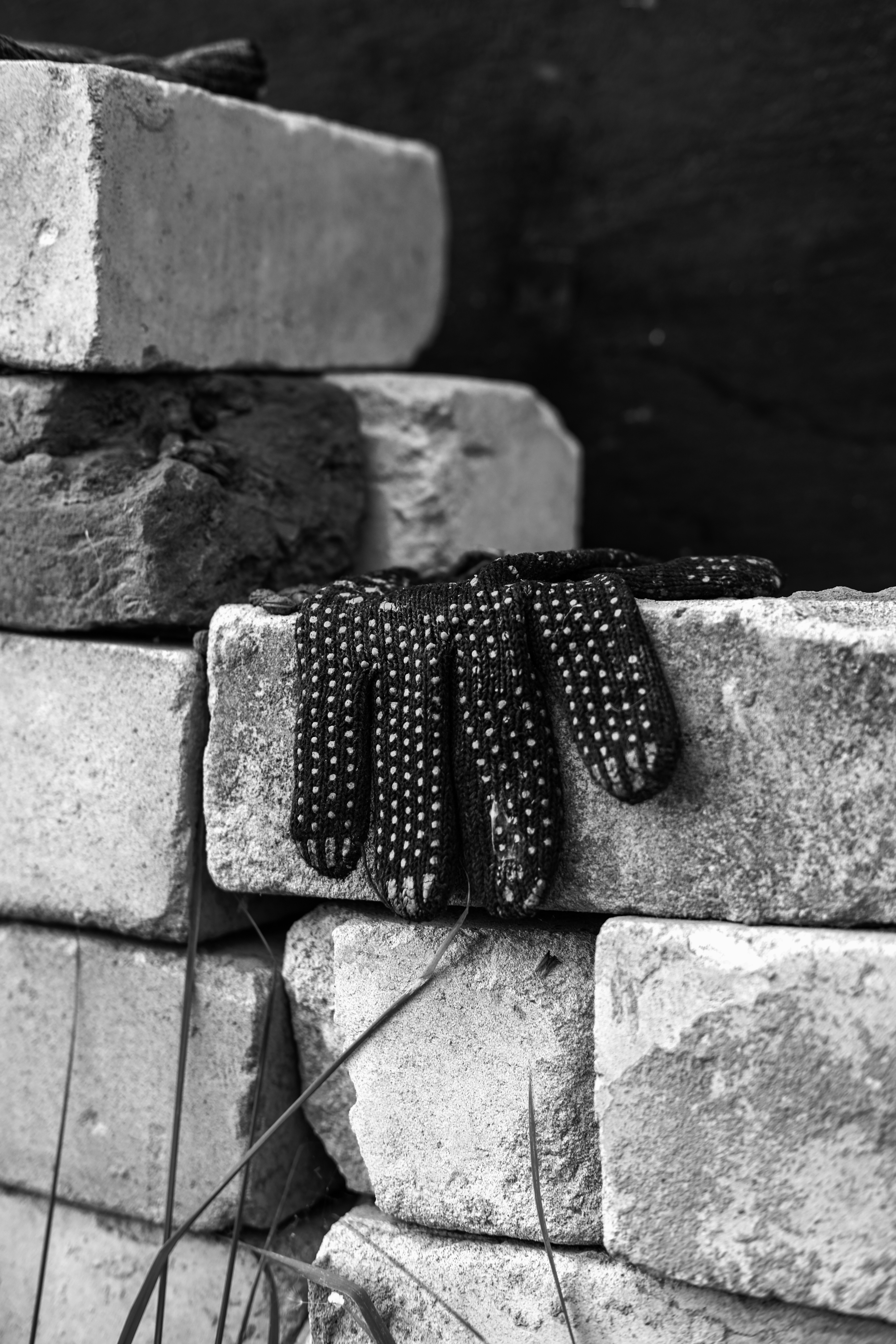 レンガの壁の手袋の白黒写真