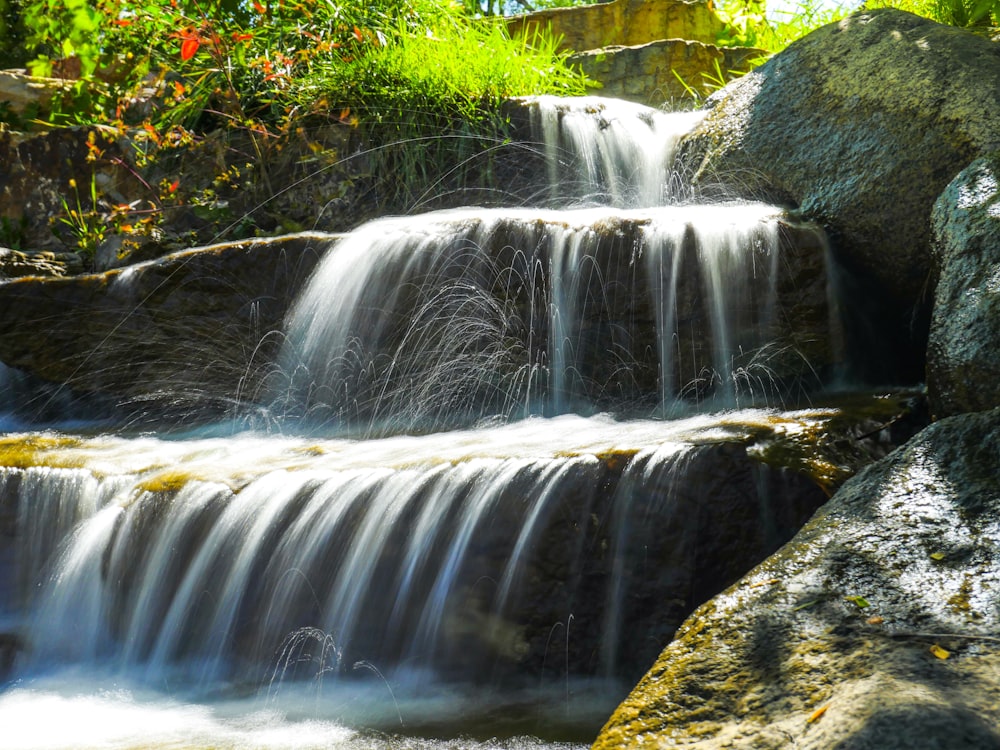 close-up photography of waterfalsl during daytime