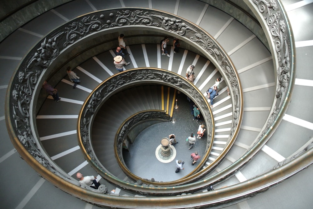 escalera de caracol gris