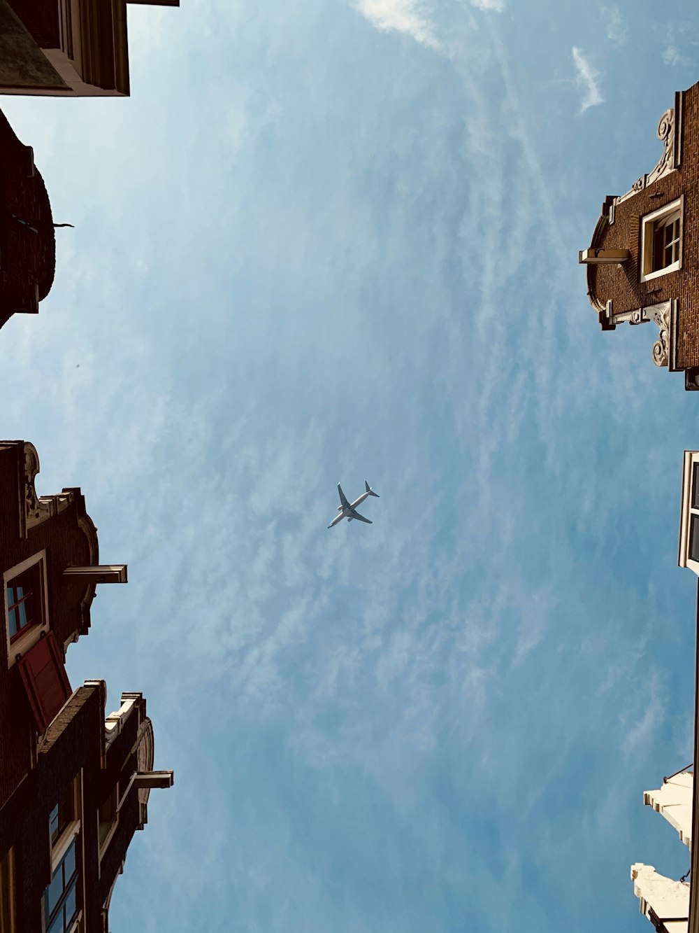 avión volador en el cielo