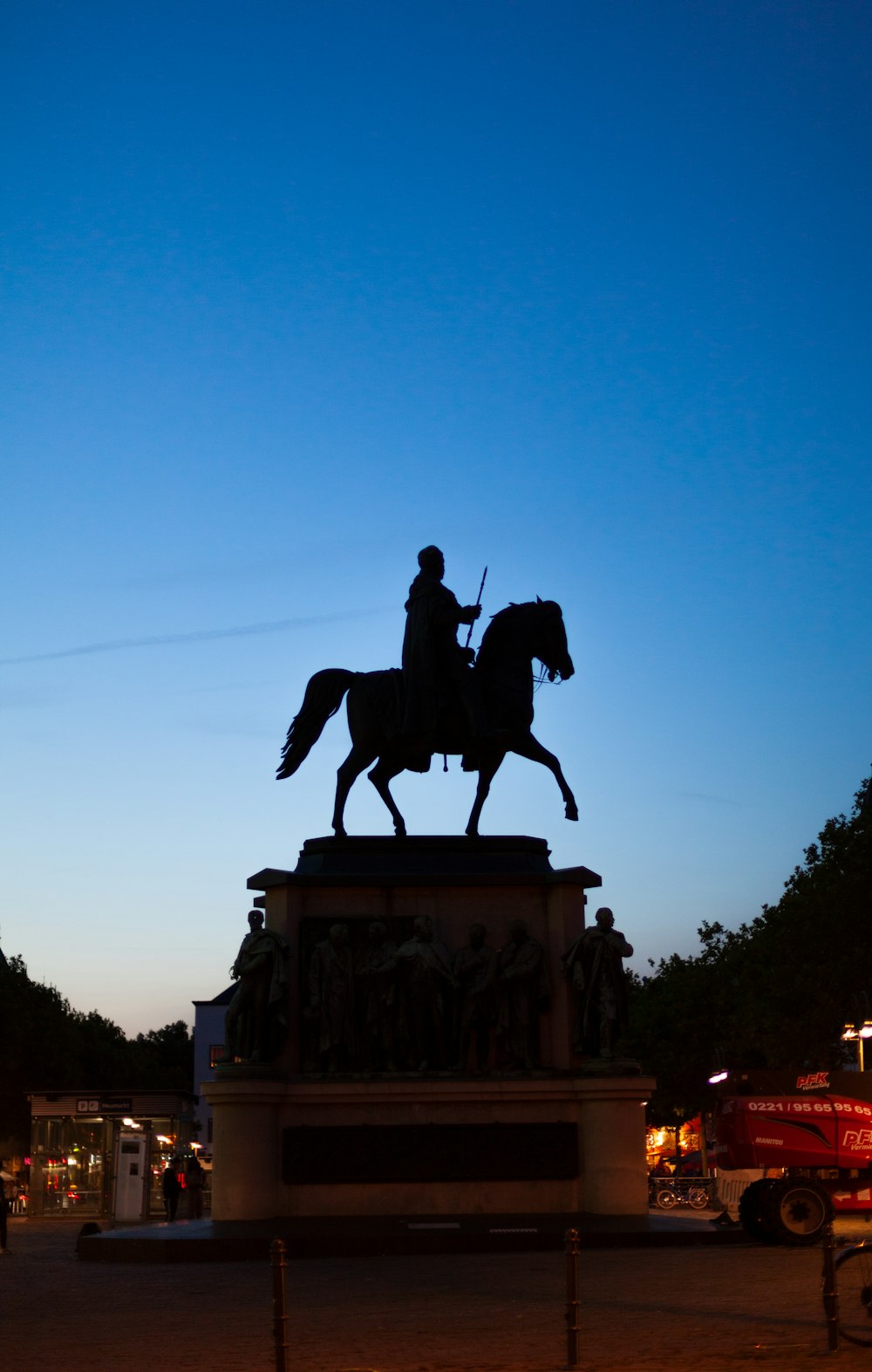 personne montant à cheval statue