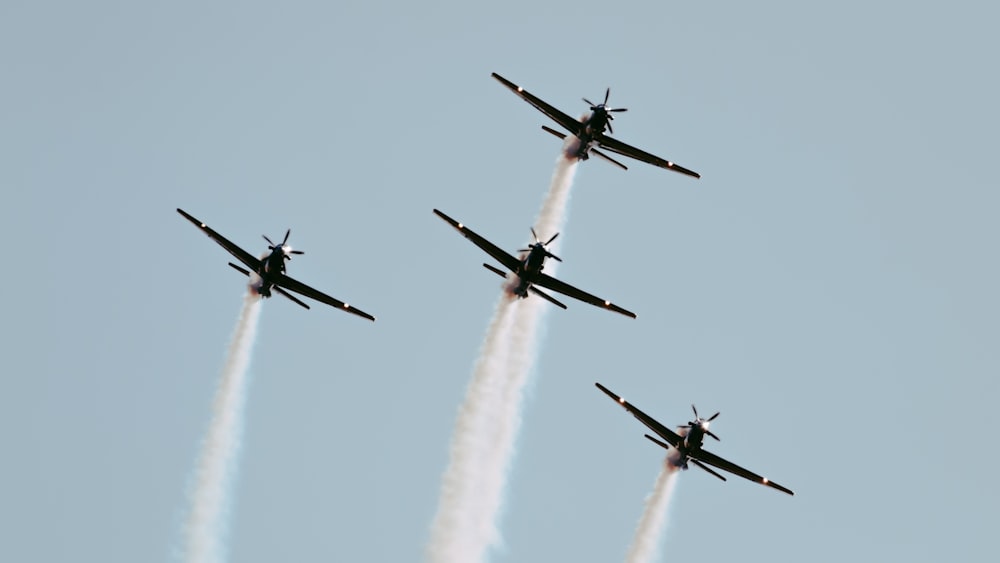 Quatre biplans sur le ciel volant pendant la journée