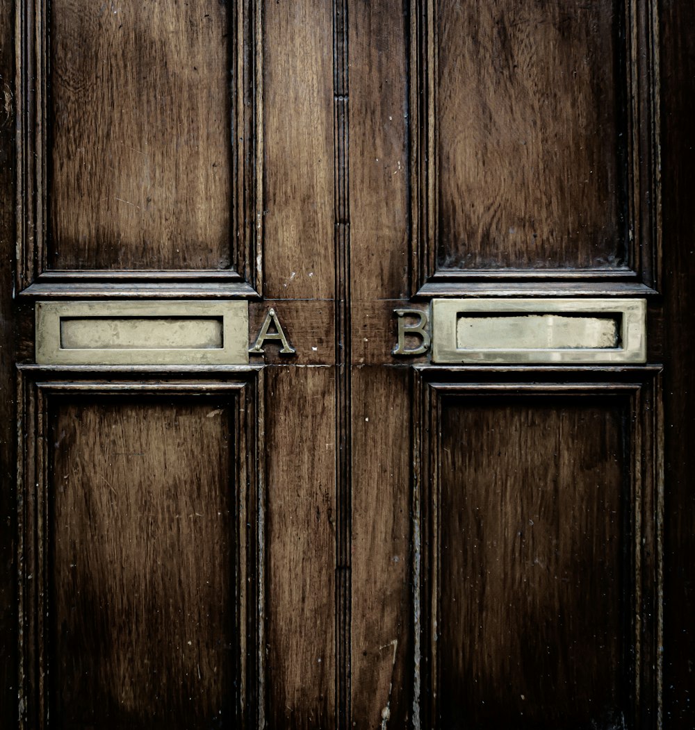 porte en bois marron