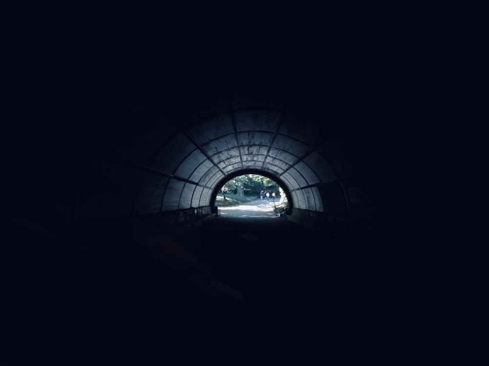 Fotografie des Inneren des Tunnels