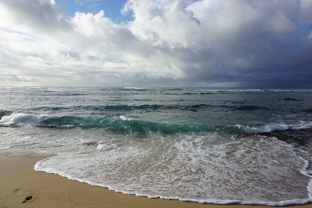 seawaves during daytime