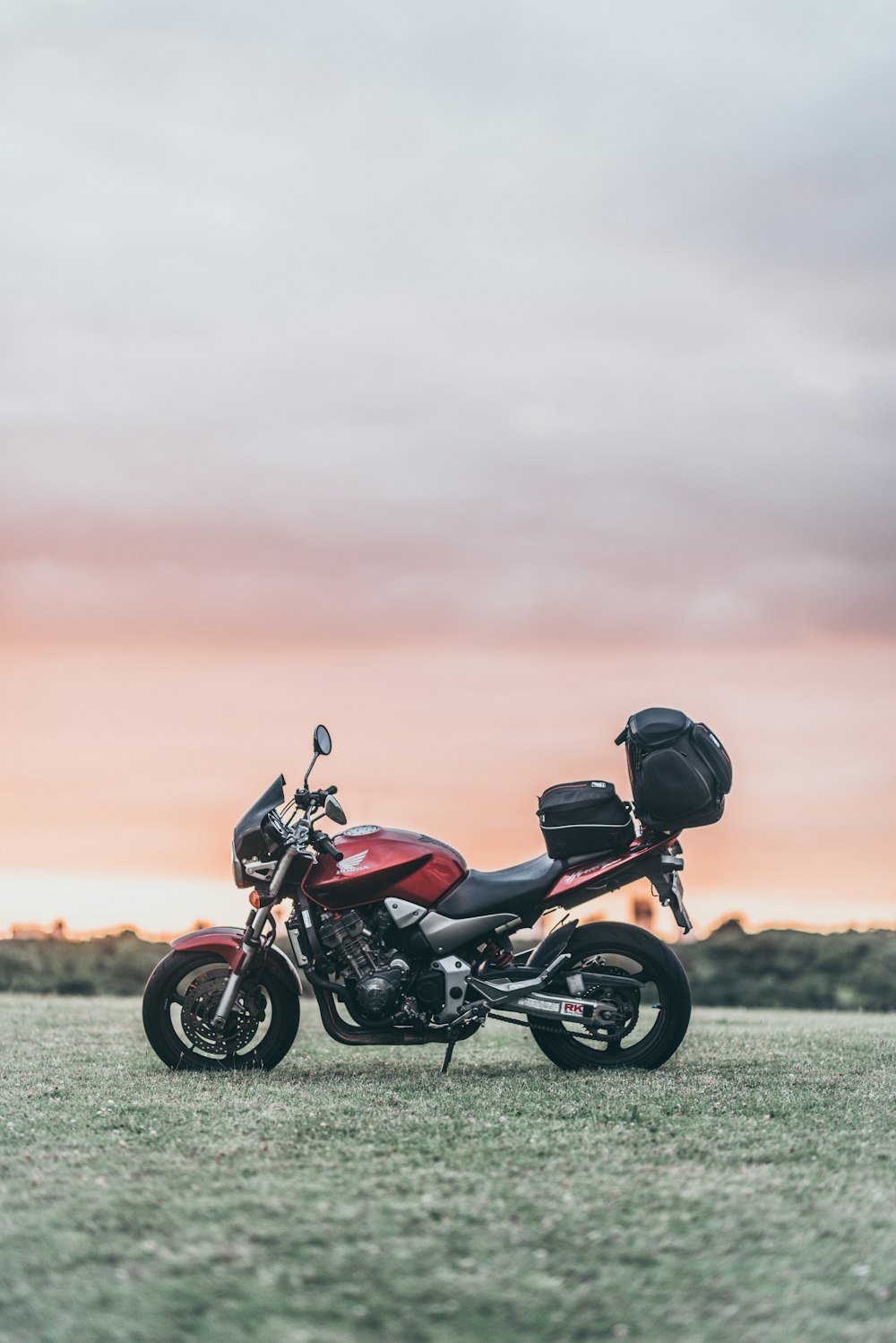 motocicleta nua preta e vermelha