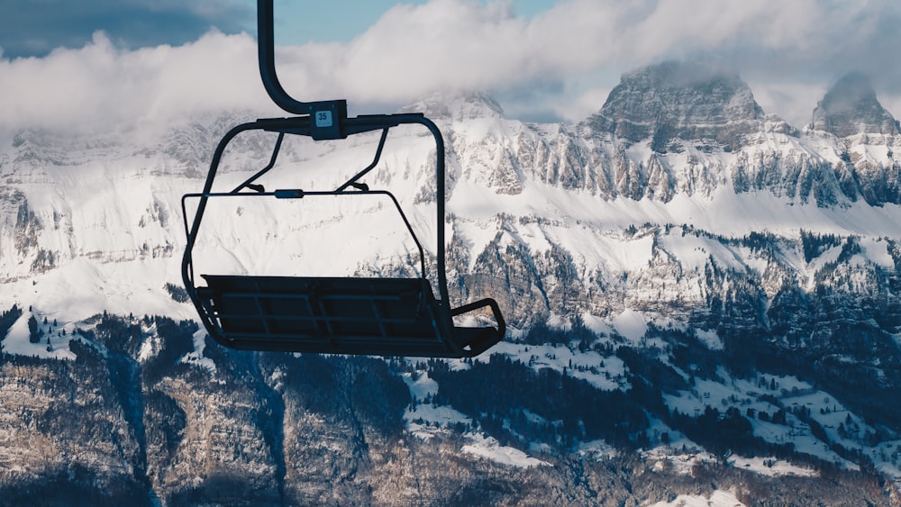 empty cable car lift