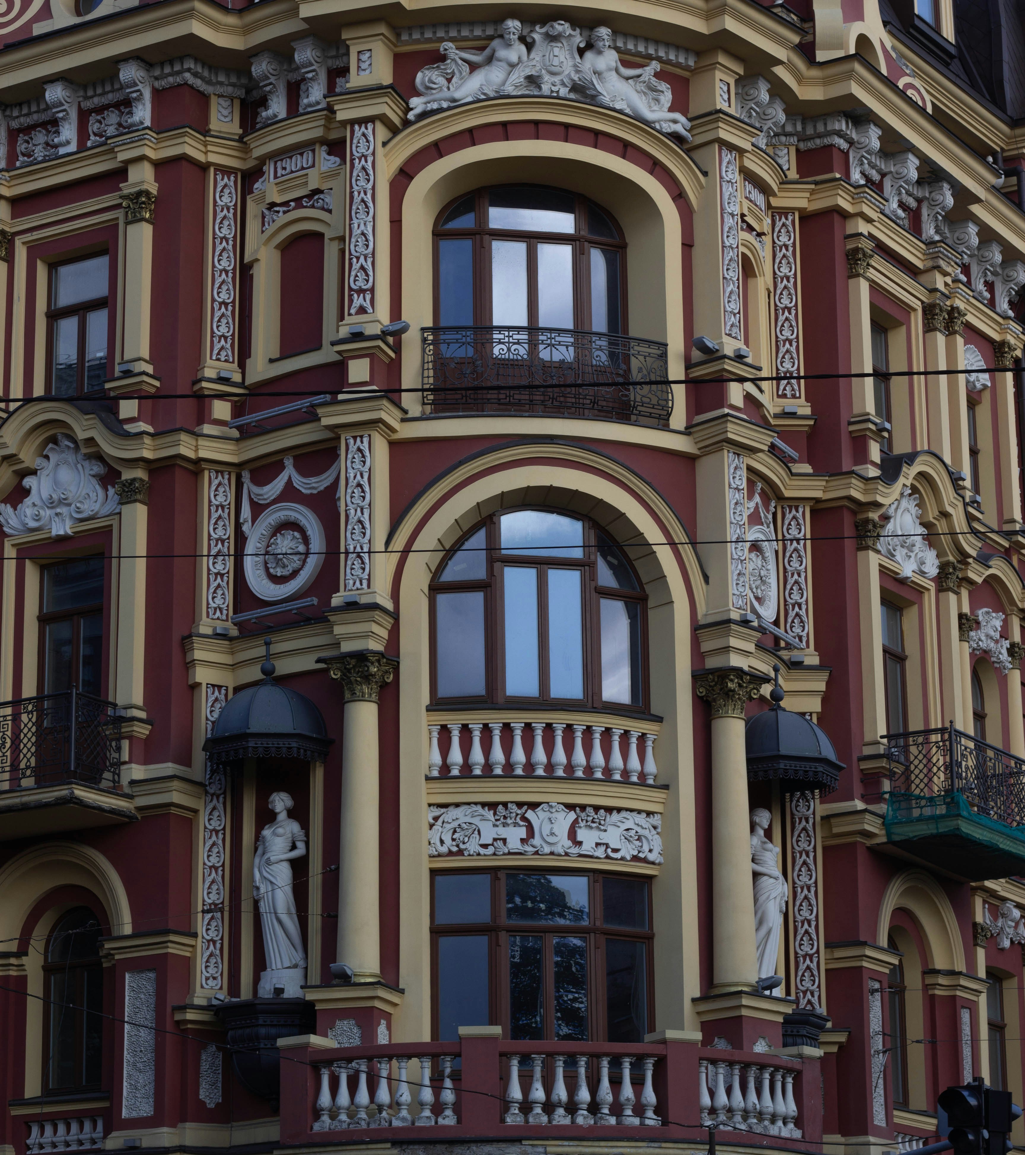 Bâtiments en béton brun et beige