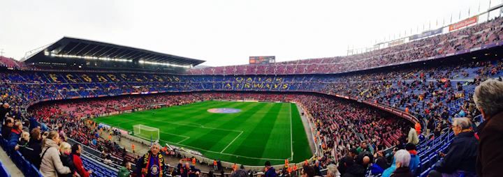 Panorama van een volle Camp Nou tijdens een wedstrijd