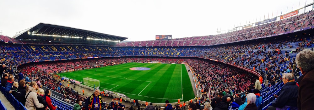 Fotografía panorámica de personas dentro de un estadio de fútbol