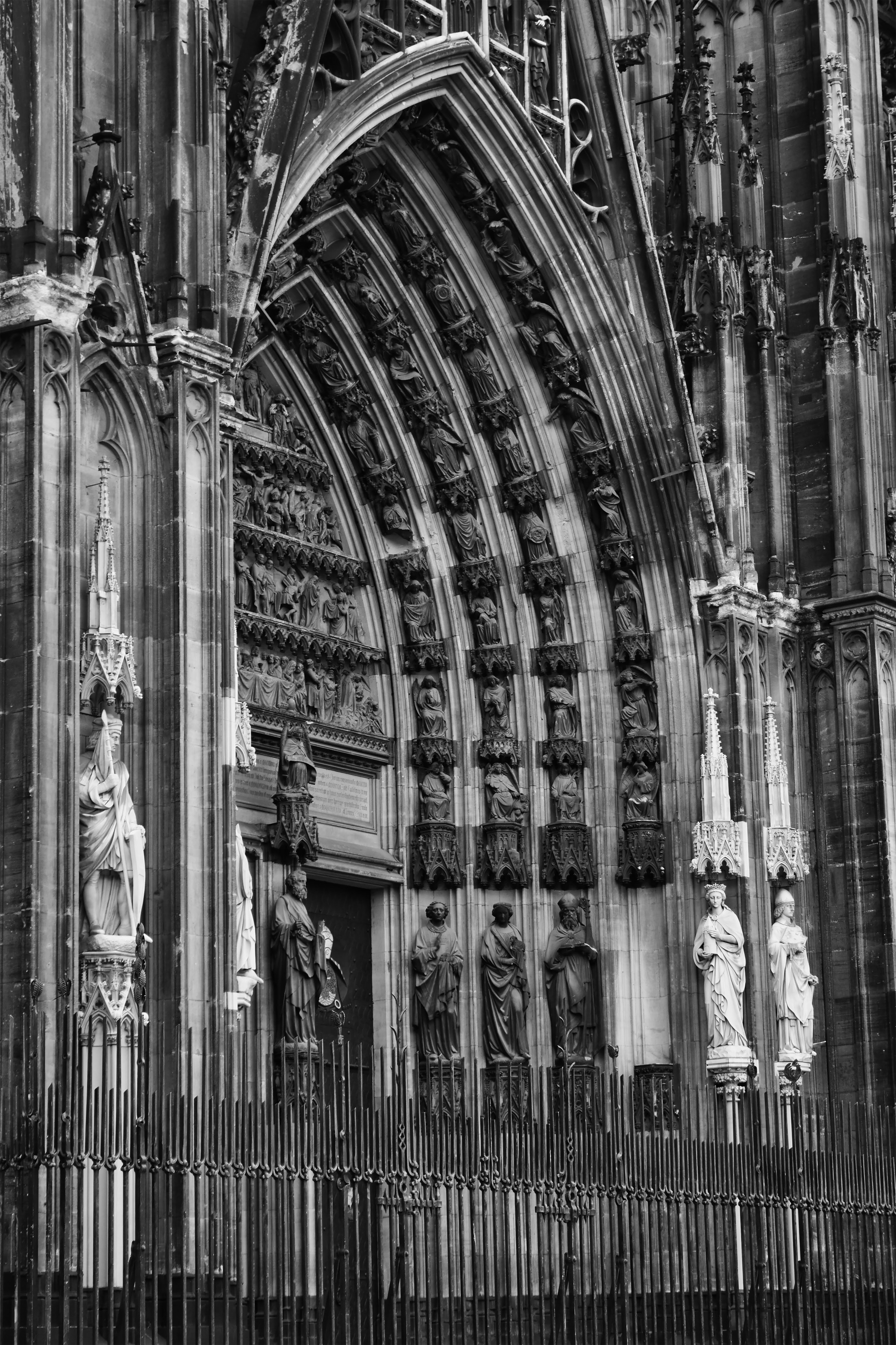 Graustufenfotografie von Betongebäuden