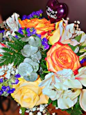 Colorful birthday bouquet with balloons and a tag reading 'Cumpleaños'