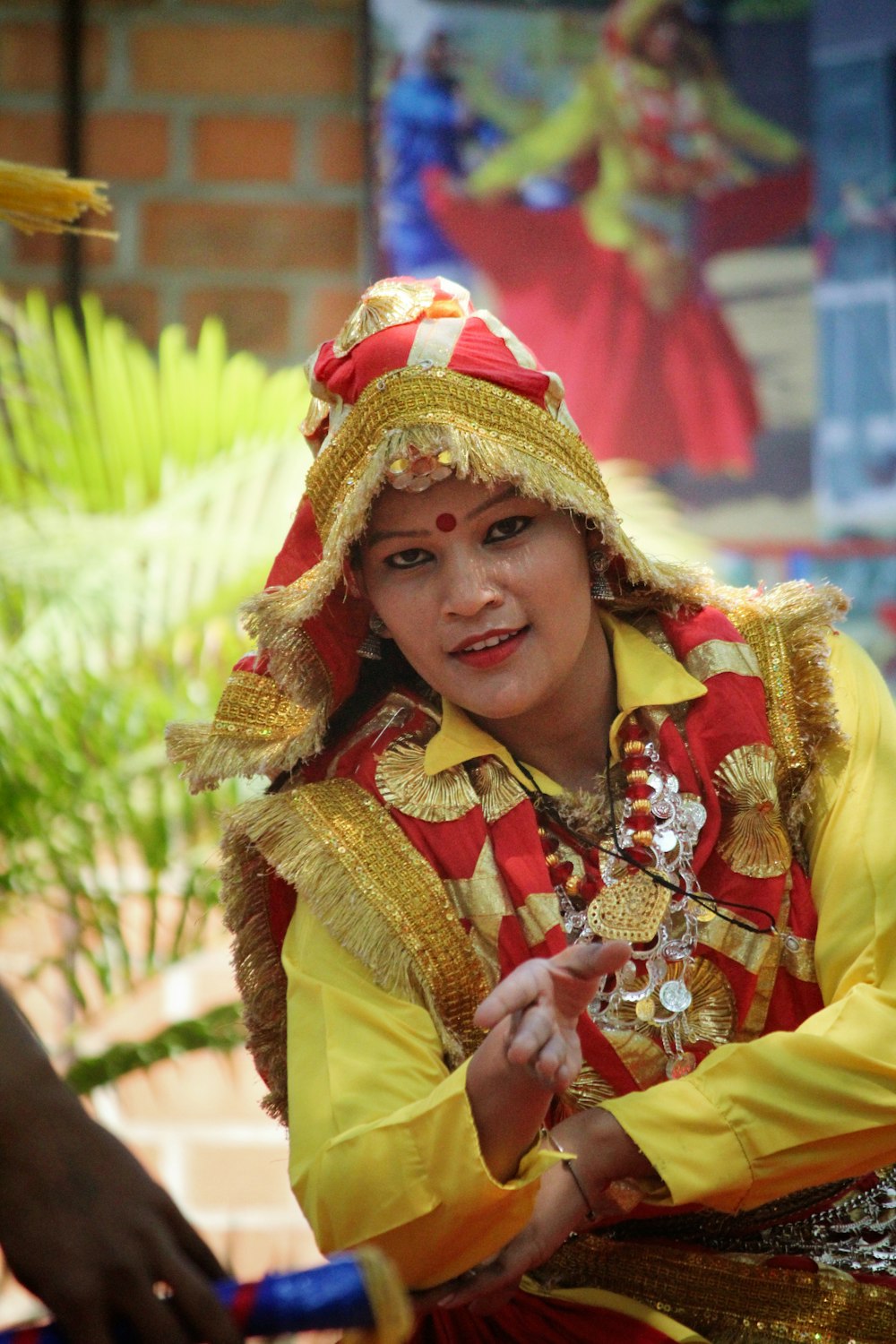 Femme en sari rouge et jaune