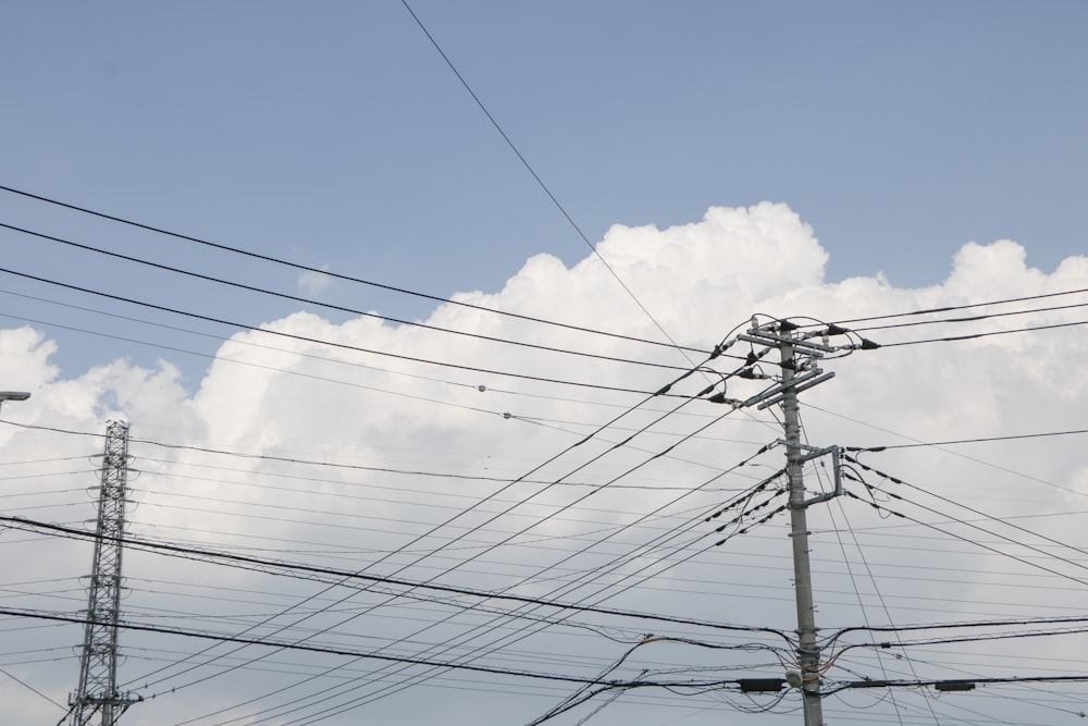 Câbles électriques sous un ciel nuageux