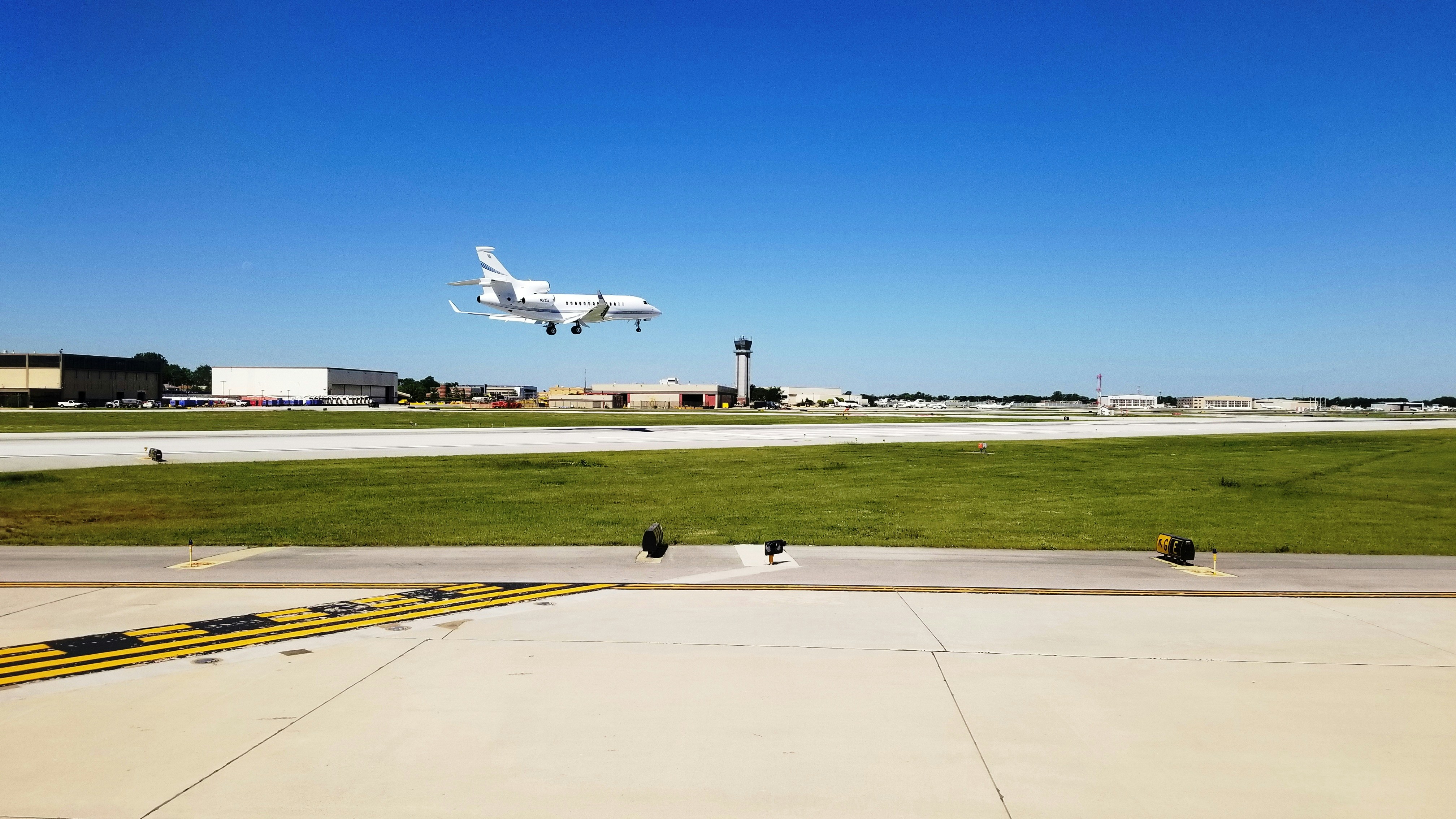 white airplane, Landing