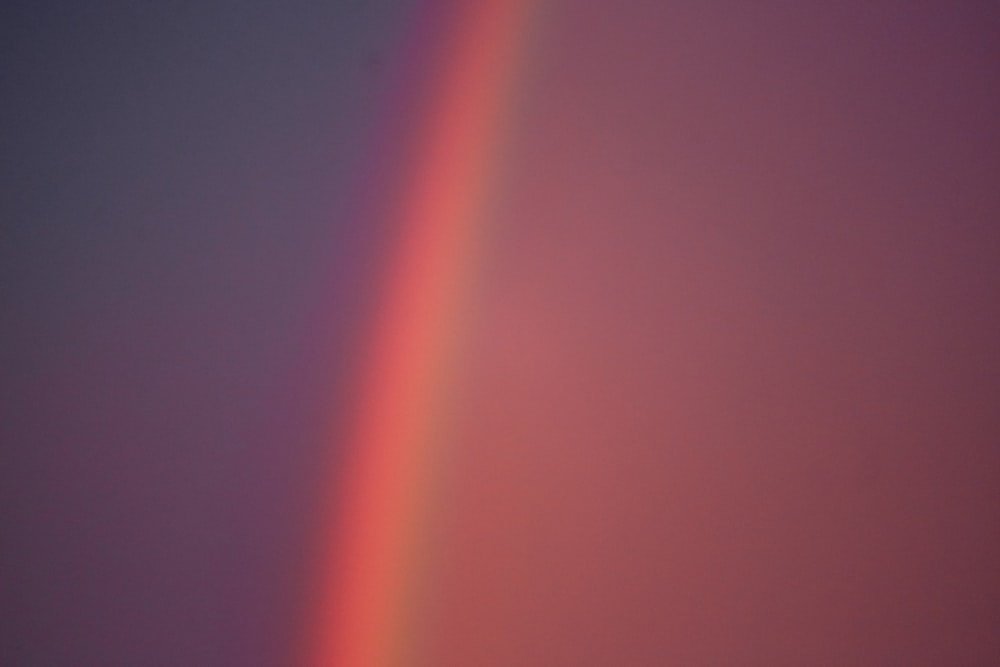 Un arco iris parece estar en el cielo