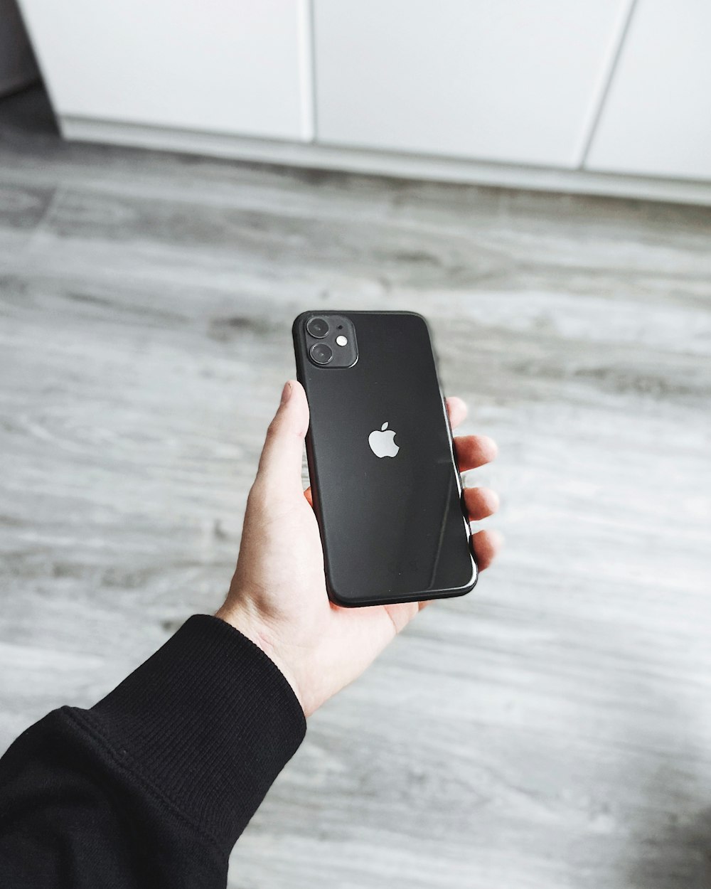 persona sostiene un iPhone posterior a 2019