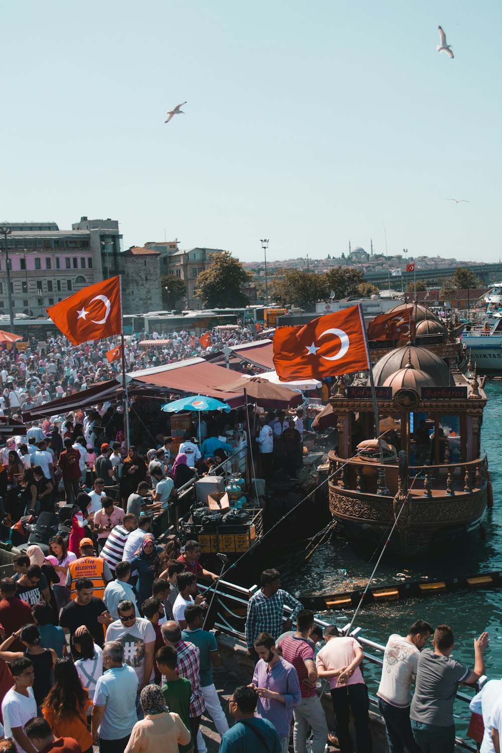 Bandera de Turquía en el barco durante el día