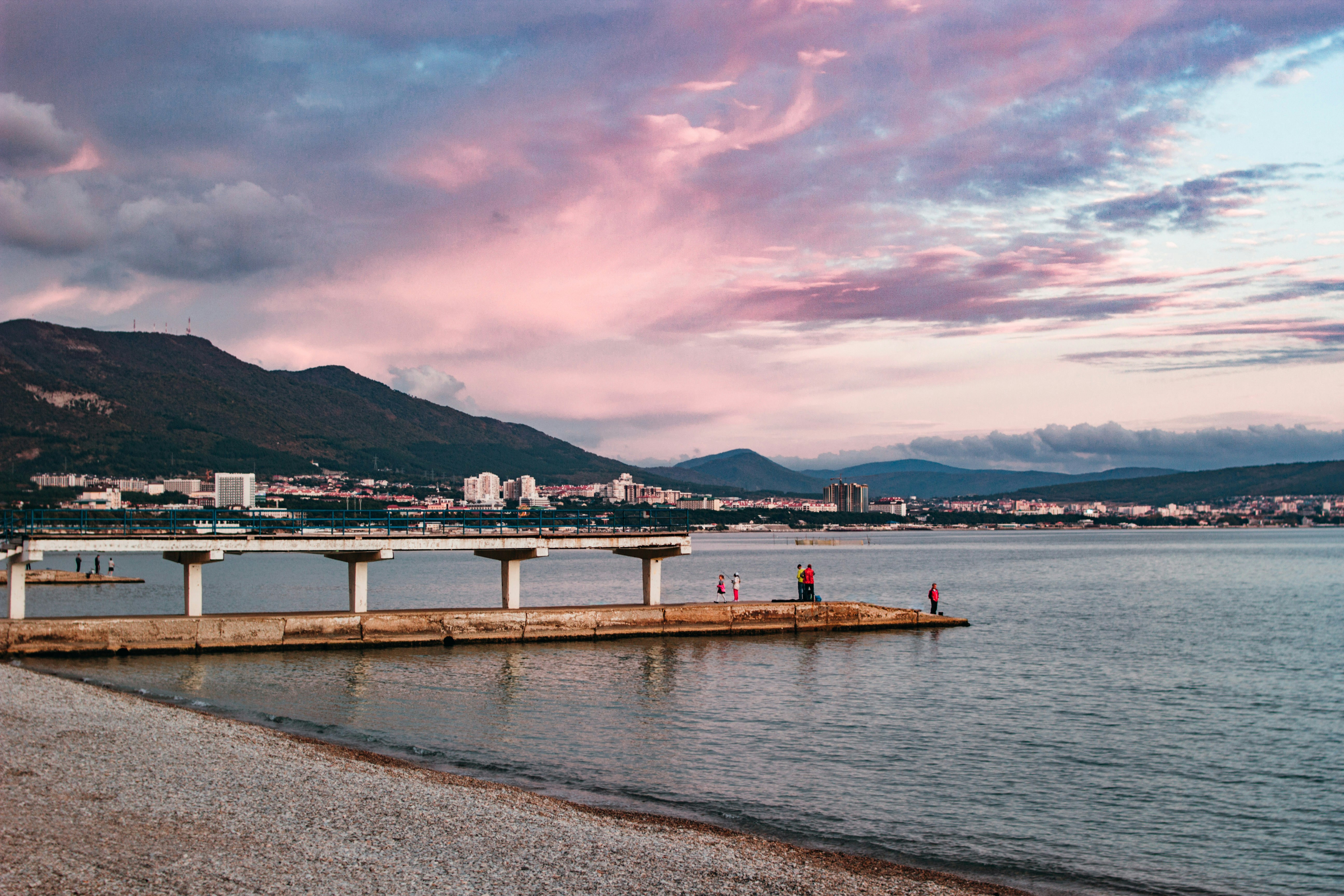 водоём у подножия горы в дневное время