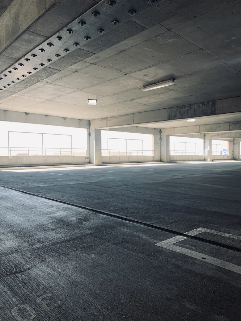 Graues Betongebäude