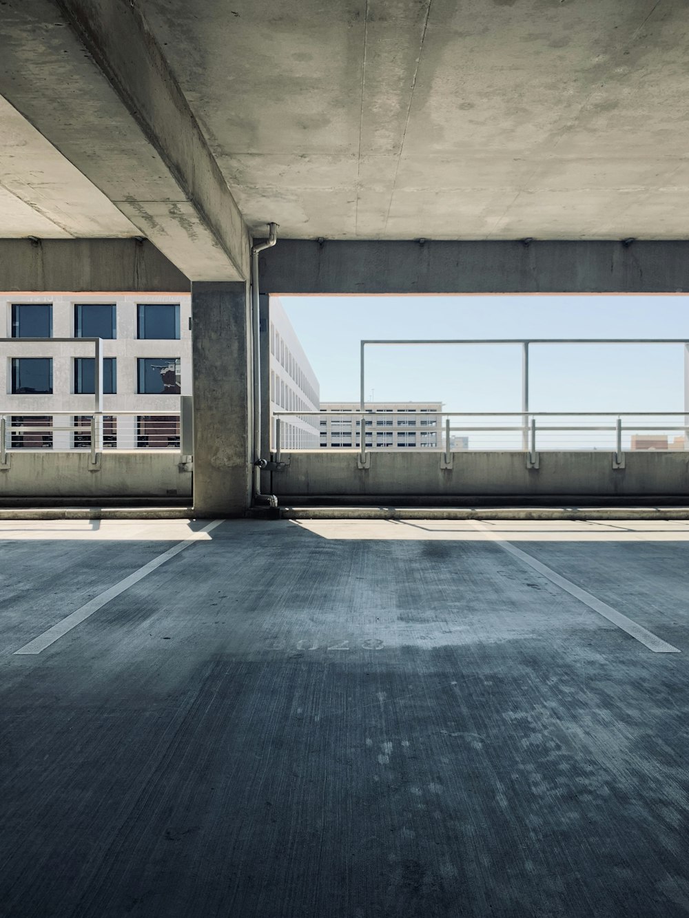Área de estacionamiento de concreto gris en el edificio