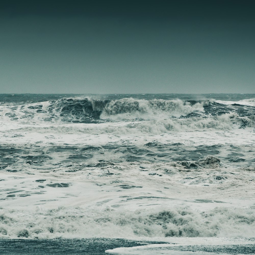 sea waves during daytime