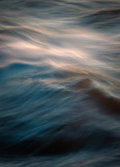 a blurry photo of a wave in the ocean