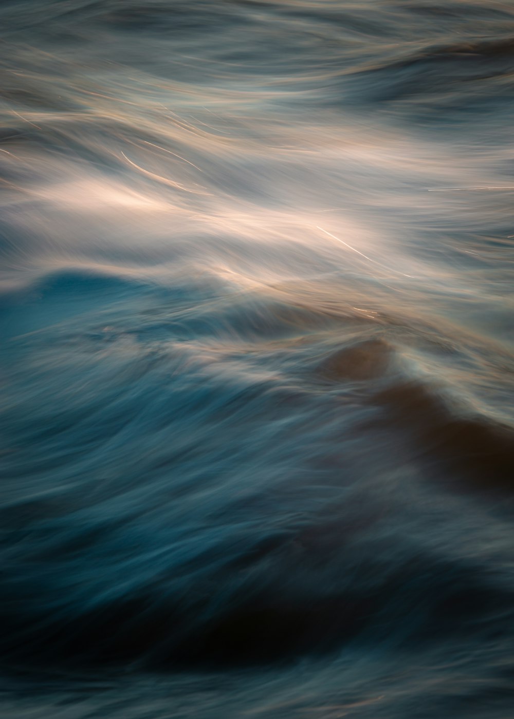 Una foto sfocata di un'onda nell'oceano