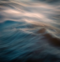 a blurry photo of a wave in the ocean