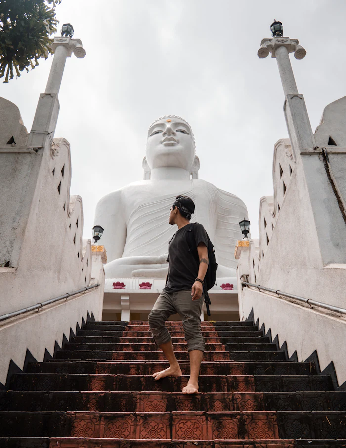 Große weiße Buddhafigur mit Treppenaufgang