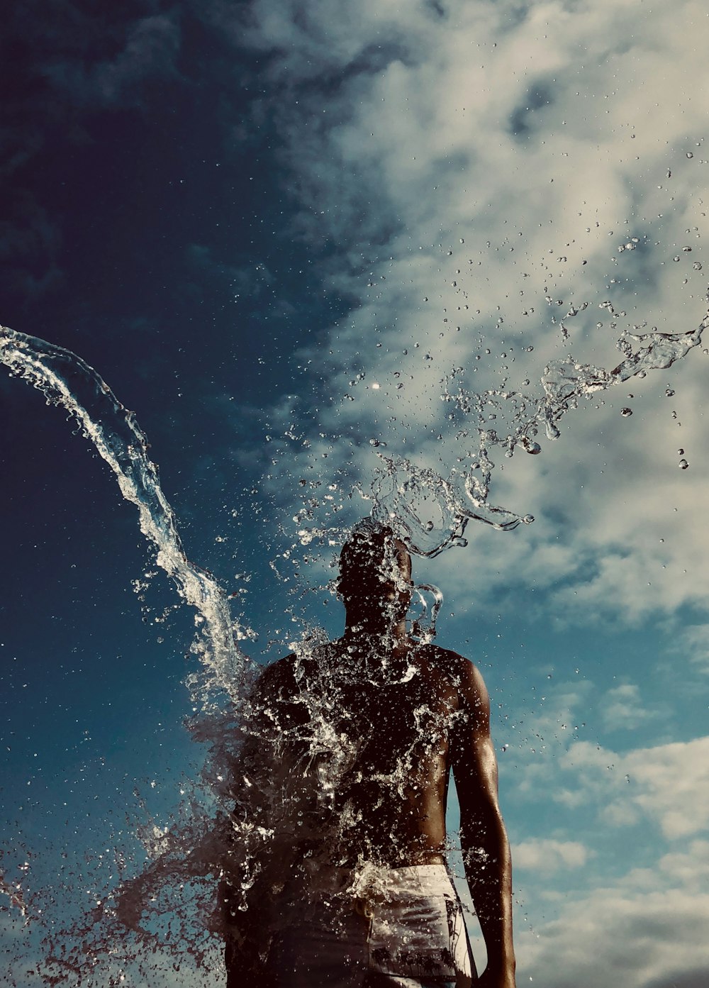 Mann spritzt mit Wasser