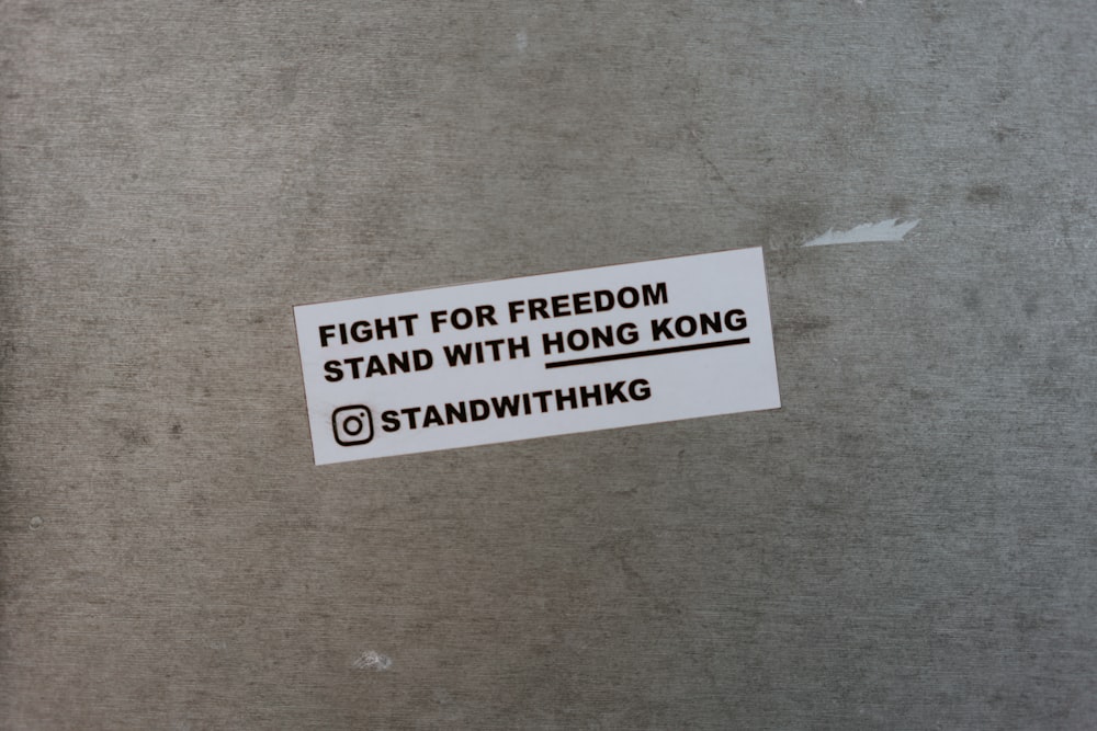 Stand de lutte pour la liberté avec l’autocollant de Hong Kong