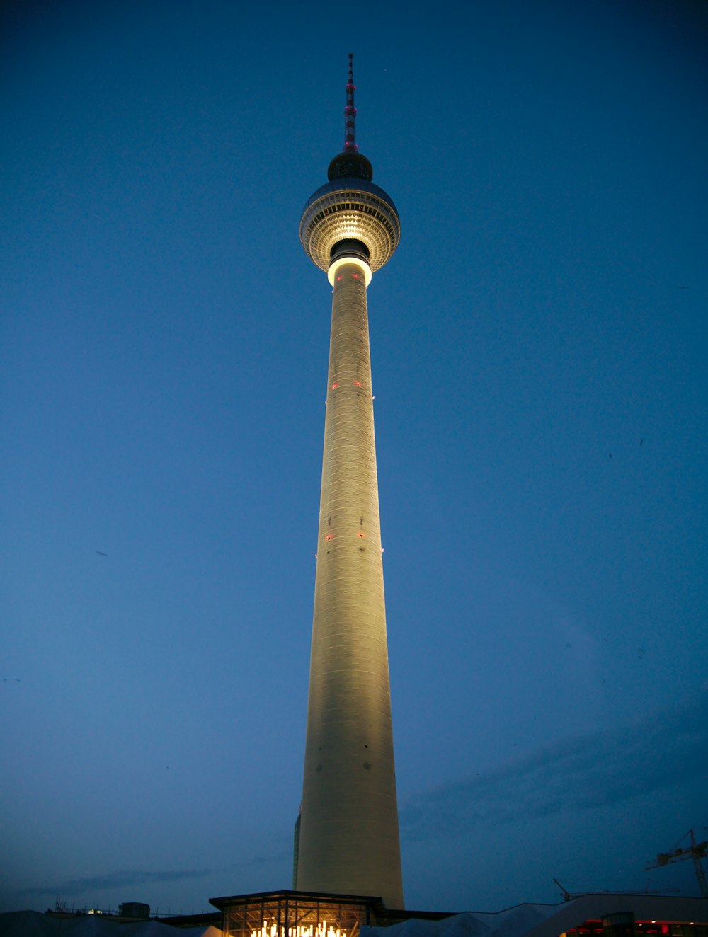 Torre de concreto branco sob o céu azul